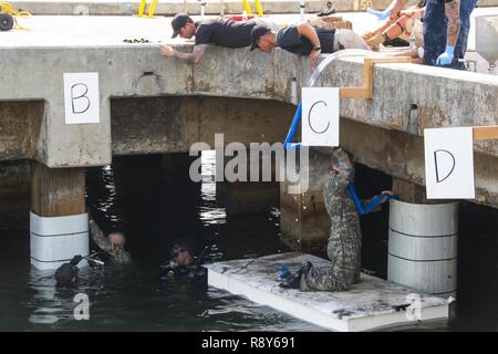 7 ingénieurs affectés au Détachement de plongée de l'Armée de démontrer l'appui de la jetée, à l'aide des réparations de béton et de vestes, le 3 mars 2017, à Pearl Harbor, Victor Pier 3. L'évolution rapide des techniques de réparation ont été développés comme des solutions pour le retour à la fonctionnalité de tels scénarios suivants piers comme catastrophe naturelle - où les installations de déchargement deviennent essentiels pour les efforts de secours. Banque D'Images