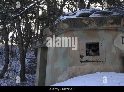 John Senior Airman Thorn, 8e Escadron de maintenance les combustibles de compagnon, système de sécurité tire dans un bunker pendant l'exercice, un Pack Beverly 17-2 no-avis de l'entraînement à Kunsan Air Base, République de Corée, le 7 mars 2017. Nous nous entraînons à employer la puissance aérienne pour dissuader l'agression, de préserver l'Armistice et défendre la République de Corée. Banque D'Images