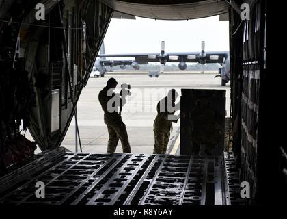 Les cadres supérieurs de l'US Air Force Airman Daniel Fernandez, 3e Escadron de la Caméra de combat, les documents d'un arrimeur d'abaisser la rampe d'un MC-130J II Commando sur Hurlburt Field, en Floride, le 28 février 2017. Emerald Warrior est un commandement des opérations spéciales des États-Unis au cours de l'exercice qui joint Special operations forces canadiennes s'entraînent pour répondre aux différentes menaces dans toute la gamme des conflits. Banque D'Images