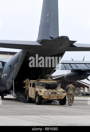 Les aviateurs de l'US Air Force en charge des Humvees un MC-130J II Commando du 9e Escadron d'opérations spéciales avant une sortie de formation pendant 17 Emerald Warrior sur Hurlburt Field, en Floride, le 28 février 2017. Emerald Warrior est un commandement des opérations spéciales des États-Unis au cours de l'exercice qui joint Special operations forces canadiennes s'entraînent pour répondre aux différentes menaces dans toute la gamme des conflits. Banque D'Images