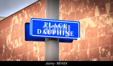 Plaque de rue bleu où il est écrit en français Place Dauphine à Strasbourg Banque D'Images