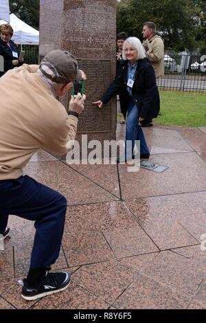 HOUSTON (4 mars 2017) Mme Cynthia Quinlan, fille de USS Houston (CA 30) Krekan Albert marin, les points d'où le nom de son père est pour toujours rappeler sur un monument de granit aux marins de l'USS Houston dans Sam Houston Park. Banque D'Images