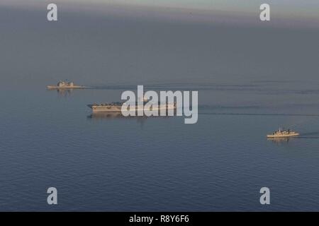 Mer Méditerranée (5 mars 2017) Le porte-avions USS George H. W. Bush (CVN 77) effectue un exercice de passage avec le croiseur lance-missiles USS mer des Philippines (CG 58) et la marine hellénique frégates de la classe Elli HN Kountouriotis (F-462). Le George H. W. Groupe aéronaval du Bush mène des opérations navales dans la sixième flotte américaine zone d'opérations à l'appui des intérêts de sécurité nationale. Banque D'Images