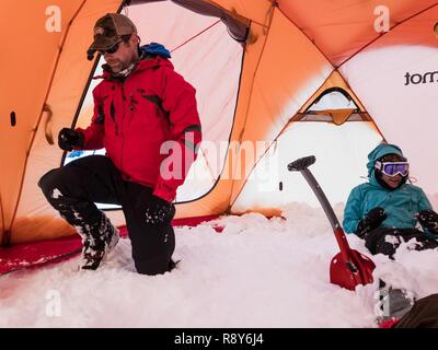 Les élèves préparent les chambres à coucher à l'intérieur de leur tente à Mount Rainier National Park, Washington, 4 mars 2017. L'alpin de base cours est conçu pour donner aux élèves le goût de l'alpinisme ainsi que les compétences nécessaires pour participer à leur première ascension guidée Banque D'Images