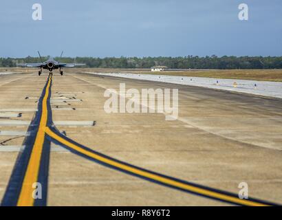 Un F-35C Lightning II taxis l'axe de vol le 27 février à partir de l'Escadron de chasse 101 grève sur la base aérienne d'Eglin, en Floride, le F-35C est un transporteur à faible capacité multi-rôle observable d'avions de chasse, conçu pour fournir une projection de puissance dans l'air de la mer. La Marine a Joint strike fighter porte modifications structurelles des autres versions, nécessité par l'augmentation de la résilience requise pour les opérations du transporteur. Banque D'Images