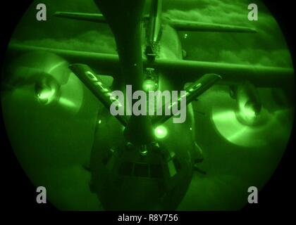 Un U.S. Air Force AC-130U Spooky avec le 4e Escadron d'opérations spéciales à partir d'un carburant reçoit KC-135R Stratotanker avec la 121e Escadre de ravitaillement en vol, de l'Ohio Air National Guard, pour le ravitaillement lors d'une sortie de formation à l'appui d'Emerald Warrior 17 mars 7, 2017. Emerald Warrior est un commandement des opérations spéciales des États-Unis au cours de l'exercice qui joint Special operations forces canadiennes s'entraînent pour répondre aux différentes menaces dans toute la gamme des conflits. Banque D'Images