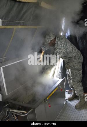 Service alimentaire aviateurs avec le 512th Escadron Affaires Memorial en compétition pour le Prix 2017 John L. Hennessy à Dover Air Force Base, Del., 3 mars 2017. Le Hennessy Prix reconnaît l'excellence dans les services de restauration sur plusieurs branches militaires. Banque D'Images