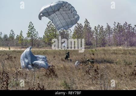 Les aviateurs de l'US Air Force à partir de la 24e Escadre d'opérations spéciales terre après un saut pendant 17 Emerald Warrior à gamme d'Eglin, en Floride, le 3 mars 2017. Emerald Warrior est un commandement des opérations spéciales des États-Unis au cours de l'exercice qui joint Special operations forces canadiennes s'entraînent pour répondre aux différentes menaces dans toute la gamme des conflits. Banque D'Images