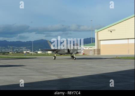 Deux F-35A Lightning II Avions d'attaque interarmées (JSF) arrivent à la rampe à Hickam Joint Base Harbor-Hickam Pearl le 23 février. Le dernier arrêt a été Hickam avant que l'avion aurait voler à l'air d'Avalon à Victoria, Australie le 3 mars. Le F-35A fournira l'Australie avec un avion de la cinquième génération à la pointe de la technologie de combat aérien, de fournir un travail en réseau-effet miltiplier en termes de conscience de la situation et l'efficacité au combat. USAF Banque D'Images