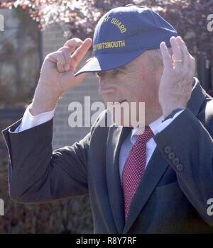 Le maire John Rowe essaie sur une base de la Garde côtière américaine officielle casquette de Portsmouth après réception du don Mercredi, Mars 8, 2017, à Portsmouth, VIRGINIE. Base La commande de la base de Portsmouth a organisé un tour de base pour le maire de Portsmouth, le maire John Rowe, City Manager Dr. Lydia Pettis Patton et Elizabeth M. Councilwoman Psimas pour célébrer la relation entre la ville de Portsmouth et de la Garde côtière. Banque D'Images