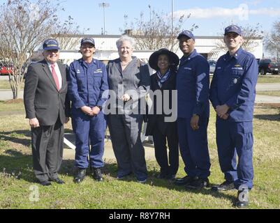 Les membres de la base de la Garde côtière des États-Unis commande de Portsmouth s'est la ville de Portsmouth gouvernement Mercredi, 8 mars 2017, à côté de la Coast Guard Cutter Legare à Portsmouth, en Virginie. La commande de la base de Portsmouth a organisé un tour de base pour le maire de Portsmouth, le maire John Rowe, Elizabeth M. Councilwoman Psimas et City Manager Dr. Lydia Pettis Patton pour célébrer la relation entre la ville de Portsmouth et de la Garde côtière. Banque D'Images