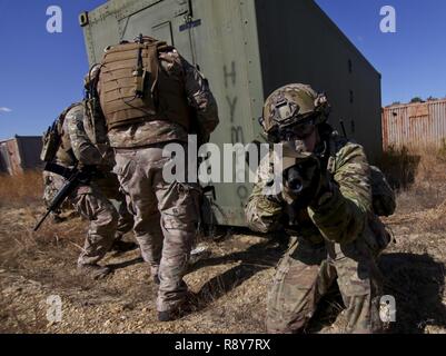 U.S. Air Force techniciens des explosifs et des frais de l'usine à enfreindre une porte pendant qu'aviateurs de contrôle aérien tactique a mis en place des postes de sécurité au cours d'un exercice de tir de Warren Grove, N.J., le 8 mars 2017. Banque D'Images