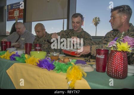 M. Don Kuhn, directeur général de Sodexo, zone 52 mess, extrême-gauche, le sergent-chef du Corps des Marines des États-Unis. Luis Guardado, technicien de l'alimentation, du Marine Corps Recruter Depot San Diego, centre gauche, l'Adjudant-chef 3 David Feltgen, centre droit, les services alimentaires de 1re Division de marines, et Master Sgt. Jason Hayes, extrême droite, Mess, chef de l'Escadron de soutien de l'aile Marine 372, goûter les plats pour l'équipe culinaire du trimestre à la concurrence 41 salon salle à Camp Pendleton, Californie, le 8 mars 2017. Banque D'Images