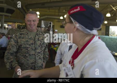 U.S. Marine Corps Brig. Le général Kevin J., Persmnes général commandant du Corps des Marines, à l'ouest des installations, du Marine Corps Base, Camp Pendleton, prépare une plaque au cours de l'équipe culinaire du trimestre à la concurrence 41 salon salle à Camp Pendleton, Californie, le 8 mars 2017. Banque D'Images