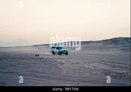 Hurghada, Egypte - 26 Février 2017 : desert safari voiture suv de la conduite dans les dunes de sable blanc sur fond de ciel. Défi et l'activité extrême. Voyage, voyage. Paysage aride. Wanderlust Banque D'Images