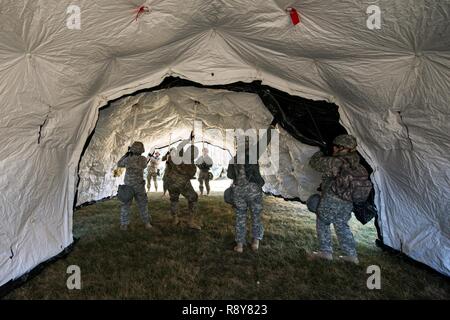 Des soldats américains affectés à la 251st Compagnie médicale de soutien de secteur, en Caroline du Sud, de la Garde nationale de l'Armée de commencer à recevoir leurs premiers patients simulés dans un exercice de formation conjointe au Camp, Fretterd Reisterstown, Maryland, le 8 mars 2017. La 251st avec la 231e compagnie de produits chimiques à partir de la Garde nationale Maryland participent à un exercice de validation du nord de l'armée américaine où ils seront la mise en place d'une zone de triage médical et remplir au point de rassemblement. Banque D'Images