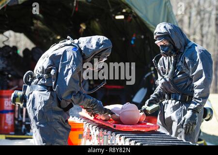 Des soldats américains affectés à la 231e compagnie de produits chimiques, Maryland Army National Guard, décontaminer les patients simulés dans un exercice de formation conjointe au Camp, Fretterd Reisterstown, Maryland, le 8 mars 2017. La 231e avec la 251st Compagnie médicale de soutien de secteur, en Caroline du Sud, de la Garde nationale de l'Armée participent à un exercice de validation du nord de l'armée américaine où ils seront la mise en place d'une zone de triage médical et remplir au point de rassemblement. Banque D'Images