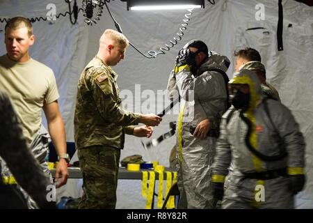 Des soldats américains affectés à la 251st Compagnie médicale de soutien de secteur, en Caroline du Sud, de la Garde nationale de l'Armée de commencer à recevoir leurs premiers patients simulés dans un exercice de formation conjointe au Camp, Fretterd Reisterstown, Maryland, le 8 mars 2017. La 251st avec la 231e compagnie de produits chimiques à partir de la Garde nationale Maryland participent à un exercice de validation du nord de l'armée américaine où ils seront la mise en place d'une zone de triage médical et remplir au point de rassemblement. Banque D'Images