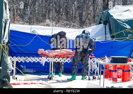 Des soldats américains affectés à la 231e compagnie de produits chimiques, Maryland Army National Guard, décontaminer les patients simulés dans un exercice de formation conjointe au Camp, Fretterd Reisterstown, Maryland, le 8 mars 2017. La 231e avec la 251st Compagnie médicale de soutien de secteur, en Caroline du Sud, de la Garde nationale de l'Armée participent à un exercice de validation du nord de l'armée américaine où ils seront la mise en place d'une zone de triage médical et remplir au point de rassemblement. Banque D'Images