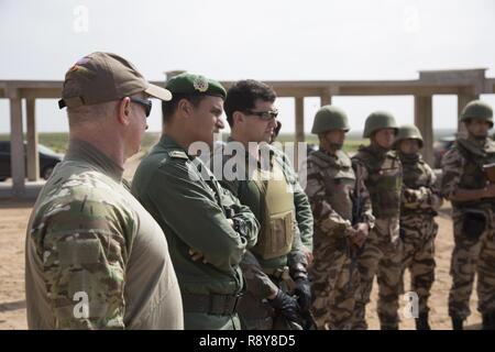 Avec les Marines, les Forces U.S. Marine Corps Special Operations Command et l'Office marocain de l'opération spécial Forces reçoivent leur sécurité bref avant de tourner sur la plage à bord d'ici l'instillation Tifnit 28 Février, 2017. Cette année marque le dixième itération de l'exercice, qui se concentre sur la construction de la capacité des partenaires et renforcer l'interopérabilité entre 24 pays d'Afrique et de l'Ouest partenaires formation dans sept pays partenaires. Banque D'Images