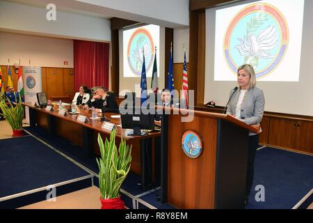 Mme Manuela Lanzarin, Conseiller pour les services sociaux de la région de Veneto traite de dignitaires et invités d'Europe, d'Afrique, l'Italie et les États-Unis lors de la cérémonie d'ouverture de la 5e "genre de protection dans les opérations de paix," cours au Centre d'excellence pour les unités de police de stabilité (COESPU) à Vicenza, Italie, 8 mars 2017. L'événement a rassemblé des chefs militaires et civils de la communauté locale et a offert l'occasion de célébrer la Journée internationale de la femme. Banque D'Images