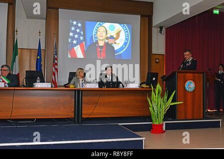 Une déclaration en vidéo par chargé d'Affaires ad interim Kelly Degnan, Ambassade des États-Unis, Italie, joue sur un écran de projection pour les participants lors de la cérémonie d'ouverture de la 5e "genre de protection dans les opérations de paix," cours au Centre d'excellence pour les unités de police de stabilité (COESPU) à Vicenza, Italie, 8 mars 2017. L'événement a rassemblé des chefs militaires et civils de la communauté locale et a offert l'occasion de célébrer la Journée internationale de la femme. Banque D'Images