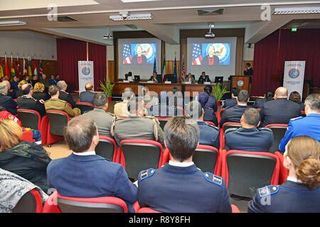 Une déclaration en vidéo par chargé d'Affaires ad interim Kelly Degnan, Ambassade des États-Unis, Italie, joue sur un écran de projection pour les participants lors de la cérémonie d'ouverture de la 5e "genre de protection dans les opérations de paix," cours au Centre d'excellence pour les unités de police de stabilité (COESPU) à Vicenza, Italie, le 8 mars 2017. L'événement a rassemblé des chefs militaires et civils de la communauté locale et a offert l'occasion de célébrer la Journée internationale de la femme. Banque D'Images