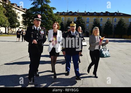 De gauche ; le brigadier. Le général Giovanni Pietro Barbano, Centre d'excellence pour les unités de police de stabilité (COESPU) directeur, le Dr Irene Fellin, Consultant Genre International Affairs Institute Roma, Italie, le colonel de l'armée américaine S. Darius CoESPU Gallegos, directeur adjoint, et Mme Manuela Lanzarin, Conseiller pour les services sociaux de la région de Vénétie, lors de la cérémonie d'ouverture de la 5e "genre de protection dans les opérations de maintien de la paix" à l'CoESPU à Vicenza, Italie, 8 mars 2017. L'événement a rassemblé des chefs militaires et civils de la communauté locale et a offert l'occasion de la journée internationale de la W Banque D'Images