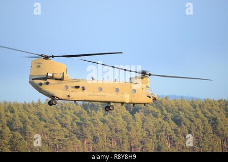 L'Armée américaine Un hélicoptère CH-47 Chinook de la 10e Mountain Division, 10e Brigade d'aviation de combat de Fort Drum New York revient d'un vol d'essai d'entretien le 7 mars 2017, à l'aérodrome de l'Armée de terre Katterbach à Ansbach, en Bavière, Allemagne. La 10e division de montagne de l'aviation de combat de brigade est sur une rotation de neuf mois à l'appui de la résolution de l'Atlantique. Résoudre l'Atlantique est une démonstration d'engagement des États-Unis à la sécurité collective à travers une série d'actions visant à rassurer l'OTAN et de pays partenaires d'Amérique s'est consacré entièrement à une paix durable et la stabilité dans la région à la lumière de la langue russe Banque D'Images