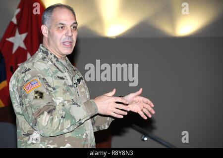 Le général Gus Perna, général commandant de l'armée américaine Commande du matériel, des adresses des gestionnaires de l'élément de gestion du cycle de vie de TACOM du Commandement du Soutien Logistique Intégré Centre au cours d'une réunion publique le 7 mars 2017, à l'arsenal de Detroit. Banque D'Images