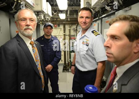 Le lieutenant de la Garde côtière canadienne le Cmdr. Joe Rizzo, cutter Lawrence Lawson commandant, et le Premier maître de David Quigley, maître de l'ingénierie du navire, la conduite de la visite de la salle des machines du hacheur à répétitions. Dan Newhouse et Chuck Fleischmann, tandis qu'à Washington, D.C., le Jeudi, Mars 9, 2017. Les représentants des États-Unis ont eu l'occasion de visiter le tout nouveau navire de la flotte de la Garde côtière canadienne avant son 18 mars 2017 Mise en service à Cape May, New Jersey. La Garde côtière américaine Banque D'Images