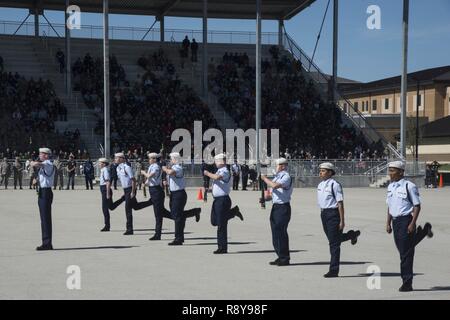 Les membres du 59e Groupe d'entraînement de l'équipe de forage à effectuer le freestyle tour des 37e Escadre de formation en cascade à l'Pfingston sur invitation Centre d'accueil à Joint Base San Antonio-Lackland, Texas, le 25 février 2017. Le 59e Groupe de formation comprenait une équipe de neuf aviateurs inscrits dans la formation technique at Joint Base San Antonio-Fort Sam Houston. Banque D'Images