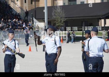 Les membres du 343e Escadron d'entraînement d'effectuer des mouvements de drill drill team dans le règlement de la 37e ronde de l'aile de formation en cascade à l'Pfingston sur invitation Centre d'accueil à Joint Base San Antonio-Lackland, Texas, Feb 25, 2017. Le concours consistait en une classe ouverte, un règlement d'inspection et d'une foret foret freestyle performance de chaque équipe. Banque D'Images