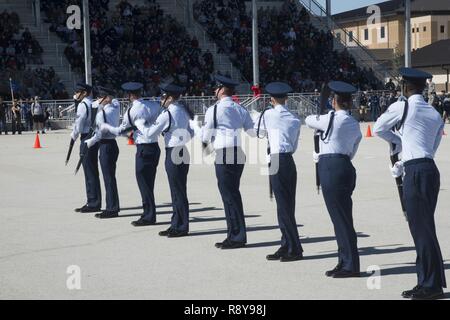 Les membres de la 17e Escadre d'entraînement de l'équipe de drill Goodfellow Air Force Base, Texas, effectuer au cours de la ronde de la 37e freestyle Aile de formation en cascade à l'Pfingston sur invitation Centre d'accueil à Joint Base San Antonio-Lackland, Texas, le 25 février 2017. La 17e mission d'aujourd'hui TRW est de former, développer et inspirer l'intelligence exceptionnelle, de surveillance et de reconnaissance et de protection incendie pour les professionnels de l'Amérique et ses alliés. Banque D'Images