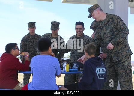 Quatrième et cinquième année d'études de l'école élémentaire Palm Vista déjeuner avec les Marines du 3e Bataillon, 4e, 7e Régiment de Marines Marines au Parc de la victoire après la bataille annuelle cérémonie couleur à lance le Cpl. Torrey L. Champ gris à bord du Marine Corps Air Ground Combat Center, Twentynine Palms, Californie, le 8 mars 2017. L'école primaire 3/4 adoptée afin d'encadrer les enfants et de rester impliqués dans la communauté. Banque D'Images