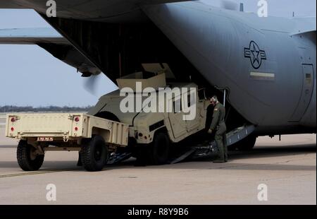 Le sergent de l'US Air Force. Cody Olson, 39e Escadron de transport aérien l'arrimeur, permet de guider le conducteur d'un véhicule sur un convoi C-130J Super Hercules à Dyess Air Force Base, Texas, le 8 mars 2017. Tout au long du 317e groupe de transport aérien concours de rodéo, chaque équipe a dû faire face à une série d'événements tactiques telles que la lutte contre le et le déchargement, les parachutages et atterrissages d'assaut. Banque D'Images