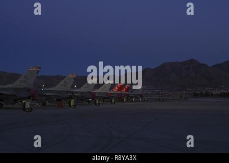 U.S. Air Force F-16 Fighting Falcon avec le 187th Fighter Wing, Montgomery Regional Air National Guard Base, Ala., installez-vous sur la ligne de vol 1 mars 2017, au cours de l'exercice Red Flag 17-2 à Nellis Air Force Base, Nevada douze F-16's de la 187th FW ont pris part à l'exercice de trois semaines. Banque D'Images
