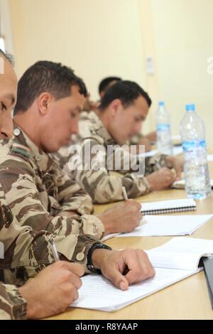 Opérations spéciales marocain des forces armées reçoivent l'instruction sur les opérations de soutien de l'information militaire 8 mars 2017 lors de l'exercice Flintlock 2017. Des instructeurs de l'avant le commandement des opérations spéciales de l'Afrique du Nord-Ouest a mené une série de séances de formation à un groupe d'opérateurs marocains afin de leur enseigner les concepts de miso, tactiques, techniques et procédures. Cette compétence d'opérations spéciales prend en charge les opérations en informant les populations civiles et de gagner leur confiance et leur soutien et en dégradant les capacités d'influence de l'ennemi. La formation portait sur la planification des communications, cap Banque D'Images