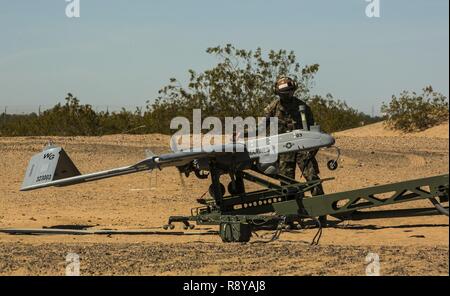Le caporal Amos Stevens, un drone opérateur à l'Escadrille de véhicules aériens télépilotés Marine (1), effectue des sauvegardes VMU-1 la dernière vérification de la RQ-7B 'Shadow' avant son lancement définitif le 9 mars 2017 au Complexe de défense aérienne Cannon au Marine Corps Air Station Yuma (Arizona) VMU-1 sera le remplacement de la RQ-7B 'Shadow' avec le RQ-21 'Blackjack', un drone plus capables qui utilise moins d'espace de lancement que son prédécesseur. Banque D'Images