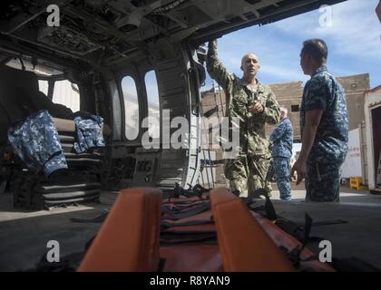 KEARNY Mesa, Californie (Mar. 10, 2017) RDML CATHAL O'Connor, commandant du groupe expéditionnaire, trois, avoir une discussion avec les forces de surface de la Marine, de la Flotte du Pacifique nous préparation médicale Directeur de Division Le Capitaine Tuan Hoang. La mission de l'ESG-3 est de servir de l'élément de commande pour Marine Expeditionary brigade des opérations expéditionnaires niveau en tant que commandant de la force opérationnelle amphibie. Banque D'Images