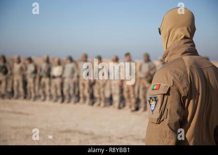 Un entraîneur portugais observe les forces de sécurité irakiennes comme ils ont reçu la formation sur les techniques de délimitation à Besmaya complexe gamme, l'Iraq, le 8 mars 2017. Besmaya est l'un des quatre Combined Joint Task Force - Fonctionnement inhérents résoudre endroits dédiés à renforcer les capacités des partenaires. Les GFIM-OIR est la Coalition mondiale pour vaincre ISIL en Iraq et en Syrie Banque D'Images