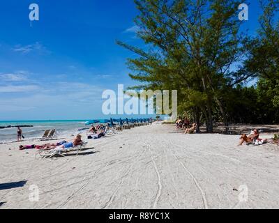 Les gens se détendre sur la plage en décembre à Fort Zachary Taylor State Park, Key West, Floride, USA. Banque D'Images