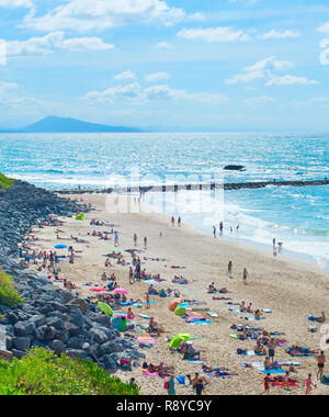 BIARRITZ, FRANCE - 11 août 2017 : les gens à la plage Milady dans une chaude journée d'été. Biarritz célèbre destination touristique de vacances d'été. Banque D'Images