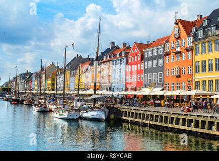 Les gens de remblai avec yachts amarrés Nyhavn, Copenhague, Danemark Banque D'Images