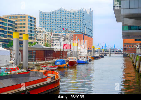 L'architecture moderne d'Hamburg Hafen harbour district de downtwon, remblai avec bateaux amarrés, l'opera house et ville industrielle sur le port b Banque D'Images