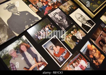 Les photos s'affichent sur une table lors d'une cérémonie funèbre en l'honneur du capitaine de la Garde côtière canadienne Winslow Buxton (Ret.), 11 mars 2017, à Bellevue, dans l'était de Buxton un vétéran de la DEUXIÈME GUERRE MONDIALE, a servi dans la Garde côtière canadienne pendant 29 ans et est décédé à peine six jours de son 103e anniversaire timide. La Garde côtière américaine Banque D'Images