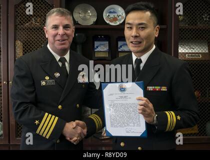 SASEBO, Japon (Mar. 10, 2017), commandant de la flotte nous Ovios Activités Sasebo Le Capitaine Matthieu présente le Japon d'autodéfense maritime Le Lieutenant Cmdr. Shotaro Sanuki avec une lettre de recommandation à bord SCFA 10 mars 2017. Senuki a servi de liaison entre les EGF et JMSDF District de Sasebo, juillet 2015 à février 2017. Banque D'Images