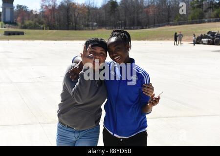 Deux étudiants des études de Winston-Salem en Caroline du Nord Club posent pour une photo comme ils marchent entre stations d'apprentissage, alors que dans le Nord Carolina Air National Guard Base, Stanley County Airport, New London N.C., Mars 8th, 2017. La trente 7e et 8e année sont tous membres d'un Club de sciences sociales s'byJennifer Scott l'épouse de sergent-chef Brandon Scott, du 118e Escadron de génie civil. Banque D'Images