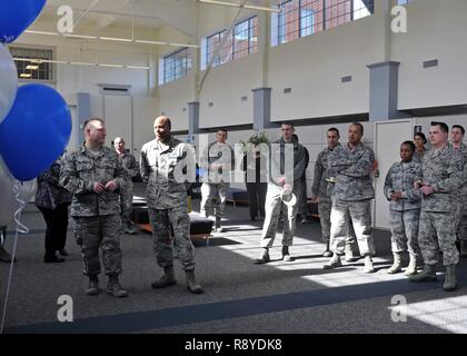 Aviateurs affectés à Joint Base Lewis-McChord, dans l'État de Washington, regarder une présentation sur l'Armée de l'air aide à l'enfance au cours de la célébrations du 75e anniversaire de l'organisation, le 10 mars 2017 à la Section du personnel militaire sur le terrain McChord. L'AFAS remonte à 1942 lorsque le Général Henry "HAP" Arnold , commandant général de l'Army Air Forces, et son épouse, Abeille, transformé l'idéal d'aviateurs aviateurs 'Aide'. Banque D'Images