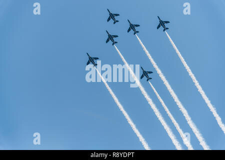 Air show acrobatique par Blue Impulse, avions de chasse japonais Banque D'Images